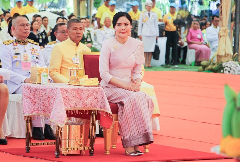 ในหลวง โปรดเกล้าฯ พล.ต.หญิง อรอนงค์ ปิยนาฏวชิรพัทธ์ เป็นผู้แทนพระองค์ถวายผ้ากฐิน ณ วัดท่าสะแบง