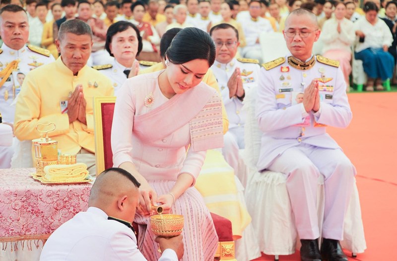 ในหลวง โปรดเกล้าฯ พล.ต.หญิง อรอนงค์ ปิยนาฏวชิรพัทธ์ เป็นผู้แทนพระองค์ถวายผ้ากฐิน ณ วัดท่าสะแบง